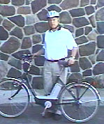 M. André Caillé, pdg d'Hydro-Québec après une randonnée en bicyclette électrique